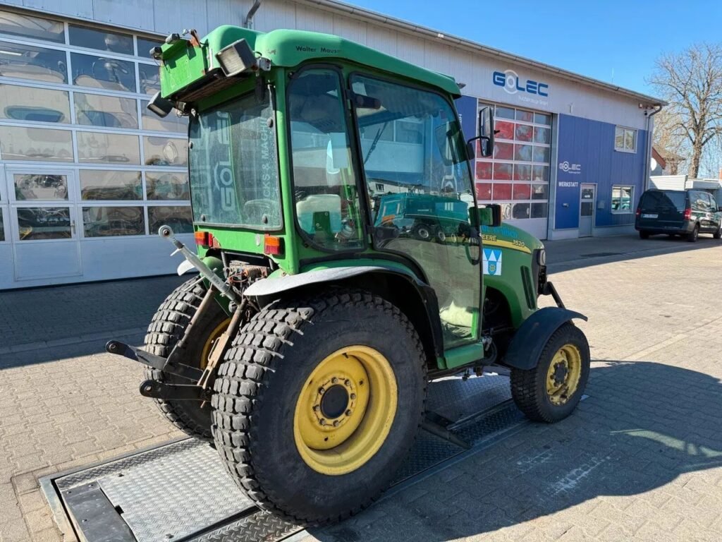 Buy John Deere 3520 Kommunal Utility Tractor