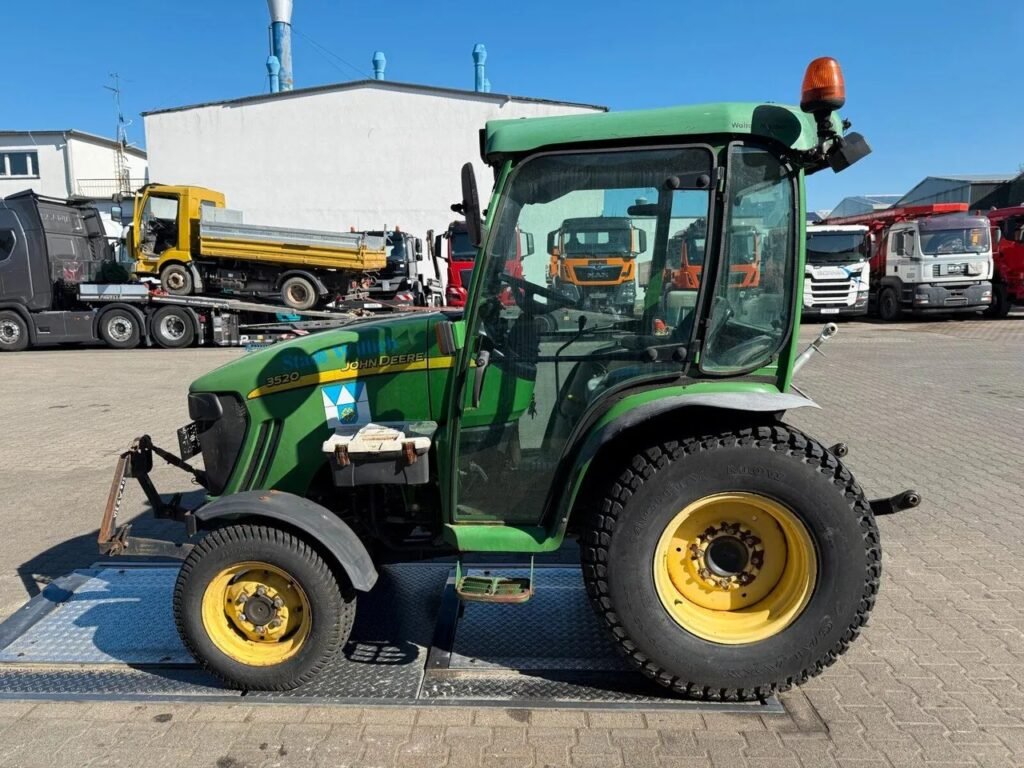 Buy John Deere 3520 Kommunal Utility Tractor