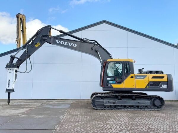 Volvo EC220D + Maxx 2000 Hammer excavator