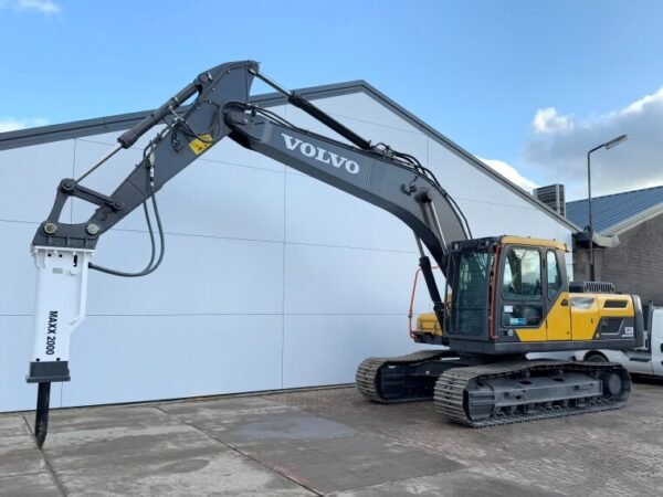 Volvo EC220D + Maxx 2000 Hammer excavator