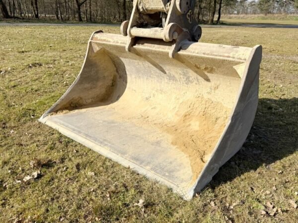 Liebherr R946 SHD long‑reach excavator
