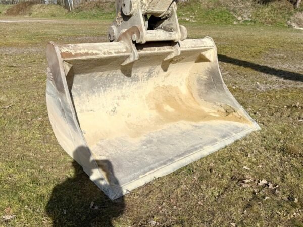 Liebherr R946 SHD long‑reach excavator