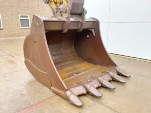 Komatsu PC700LC‑8E0 excavator