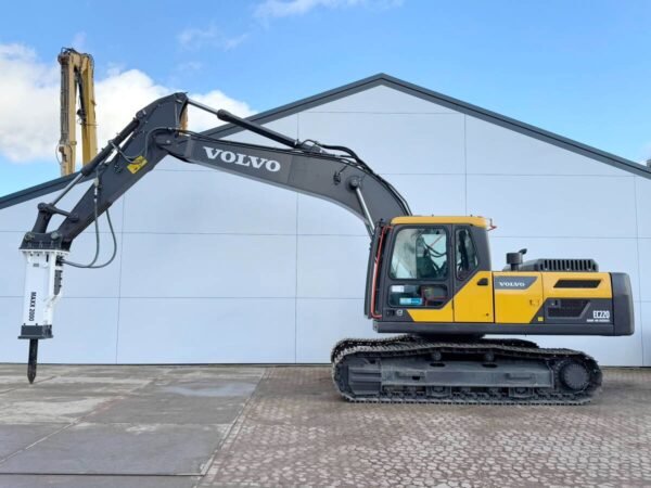 Volvo EC220D + Maxx 2000 Hammer excavator