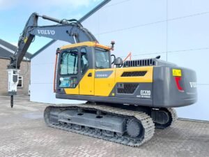 Volvo EC220D + Maxx 2000 Hammer excavator