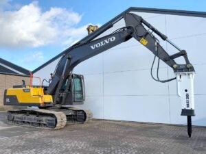 Volvo EC220D + Maxx 2000 Hammer excavator