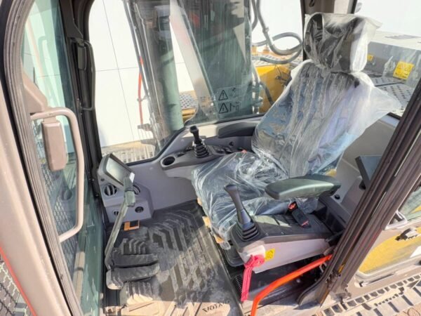 Volvo EC220D + Maxx 2000 Hammer excavator for Sale – Powerful 123 kW, 22.5 t Machine with Hammer