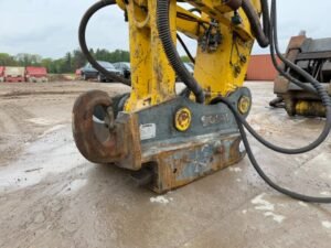 Komatsu PC490LC‑10 UHD demolition excavator
