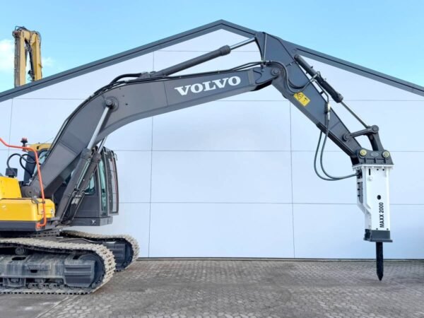Volvo EC220D + Maxx 2000 Hammer excavator for Sale – Powerful 123 kW, 22.5 t Machine with Hammer