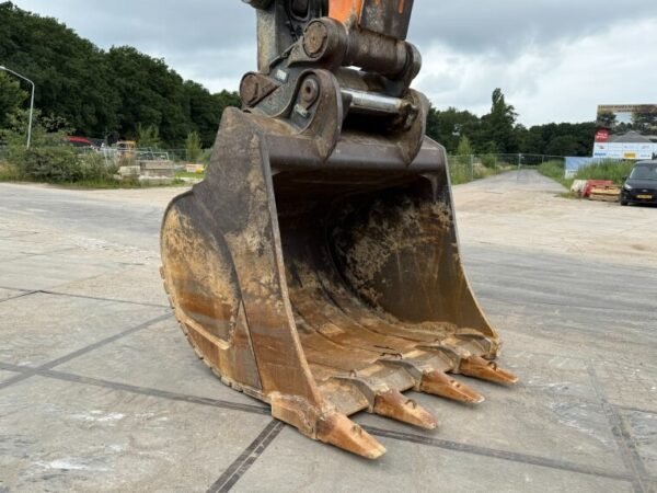 Liebherr R976 LCV excavator