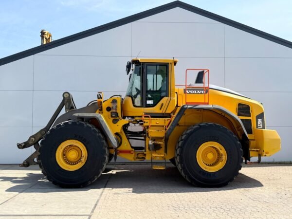 Volvo L220H Wheel Loader for Sale with Bucket Included