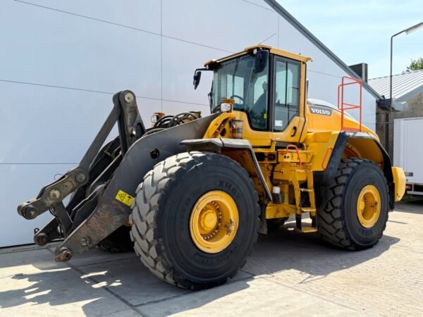 Volvo L220H Wheel Loader for Sale with Bucket Included