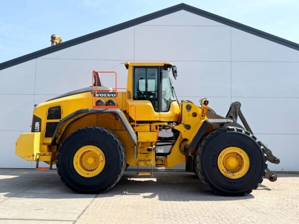 Volvo L220H Wheel Loader for Sale with Bucket Included