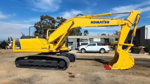 Komatsu PC200 Excavator for Sale in Dammam, Saudi Arabia | Heavy Construction Equipment