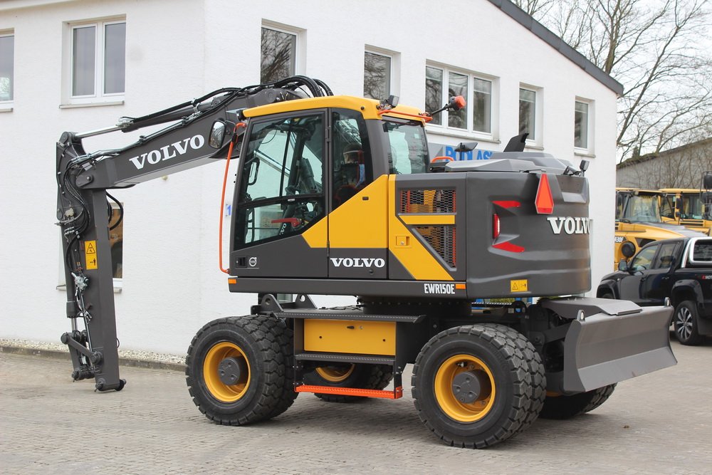 Wheel Excavator Rental Price in Paris 