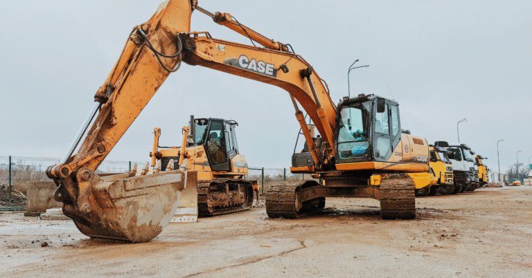 CAT 320 vs Komatsu PC200 vs Hitachi ZX210 in Nizwa β Excavator Comparison 2025 2 CAT 320 vs Komatsu PC200 vs Hitachi ZX210 in Kuwait