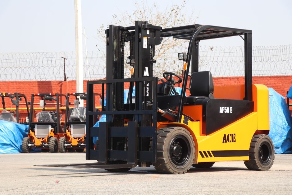 forklift warehouse — professional stock image